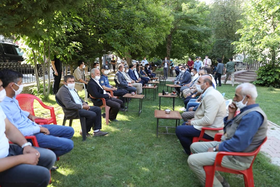 Vali ve Büyükşehir Belediye Başkan Vekilimiz Mehmet Emin BİLMEZ, Bahçesaray ilçesinde yapılan çalışmaları inceledikten sonra çay bahçesinde vatandaşlar ile bir araya gelerek sohbet etti.
<a href="/valibilmez/">Mehmet Emin Bilmez</a>