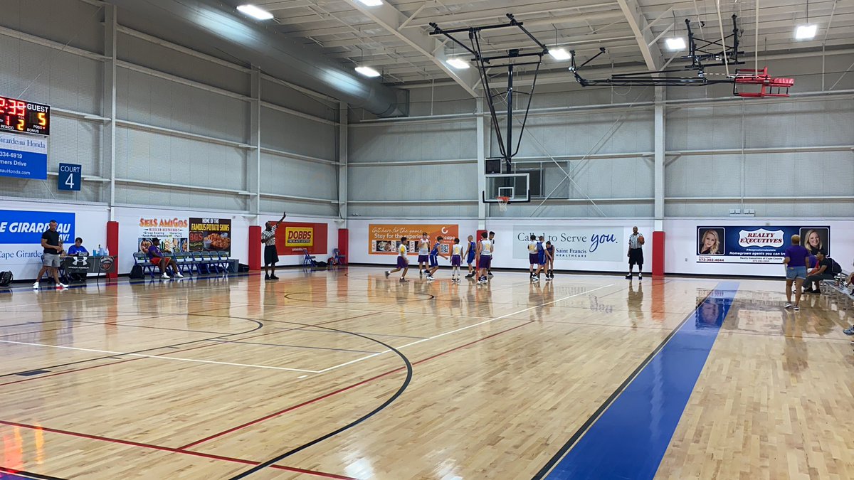 AthEliteAmerica's tweet photo. The matchup of the Eagles 🦅 Golden Eagles are down early 8-2 against the WK Eagles #selectsuper16 https://t.co/ejAUrfyFRV