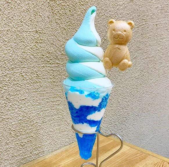 二つの味を同時に楽しめる！？サイダーとバニラをミックスした「青空パフェ」！