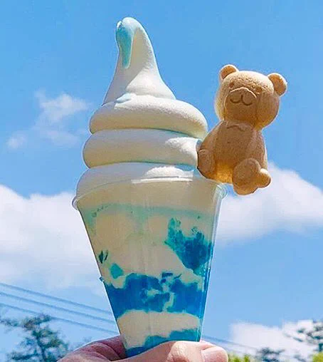 二つの味を同時に楽しめる！？サイダーとバニラをミックスした「青空パフェ」！