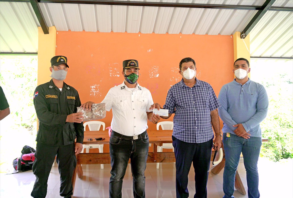 AnaGuzmanDM's tweet photo. @EuclidesLaVega , Entrega aporte económico, mascarillas y manitas limpias a Policía Municipal de Buena Vista, Jarabacoa
@draclariselv @HicamarG
#EuclidesMiSenador https://t.co/aZrZvQIpnq