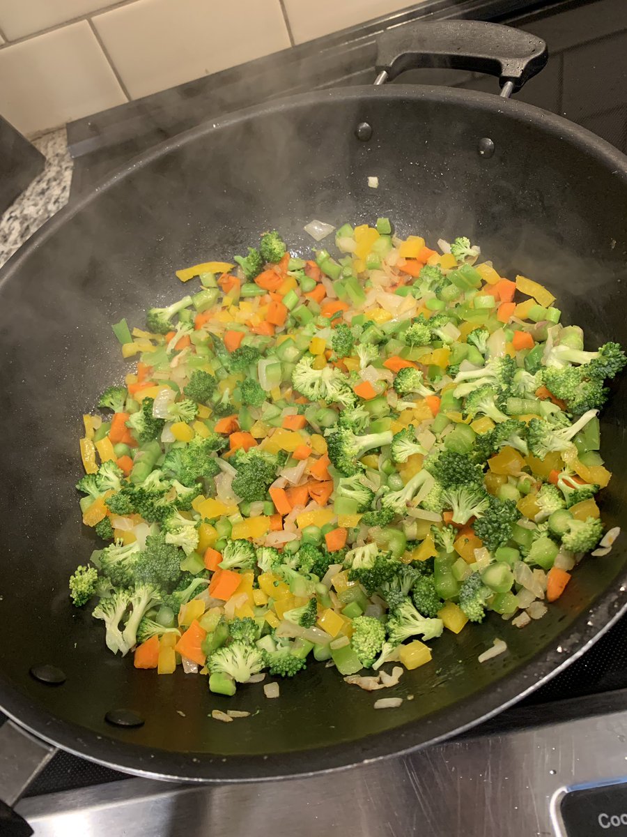 karmakazelakasd's tweet photo. I made Extra Vegetable Fried Rice last night from scratch, and I’m pretty proud of myself ☺️ #friedrice #vegetarian #veggies #dinnee #homecooking #homemade https://t.co/jCBKZelX8I