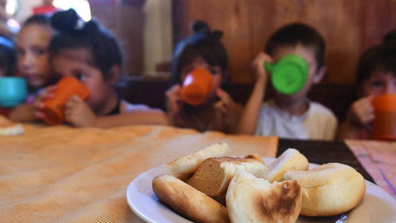 Pedido. El merendero Corazones Felices de El Sauce, en Guaymallén, necesita ayuda. El lugar fue levantado íntegramente por madres de la zona. Van 100 chicos. Necesitan comida y materiales de construcción. El contacto es Paola Castro y su celu 2616787807.

Un RT también ayuda.
