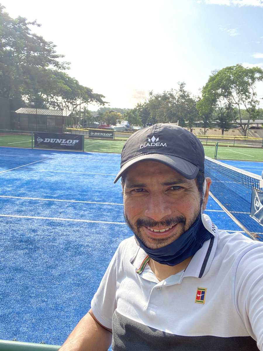 brucevalle's tweet photo. Feliz de estar en una cancha de tenis 🎾 Gracias @RafaOrus y Milton De La Cadena por la invitación y esos dos singles que jugamos. Acompañados de #lapelotanumerounodeltour #dunlopaustralianopen #lovethegame https://t.co/M2IxSEVIrx