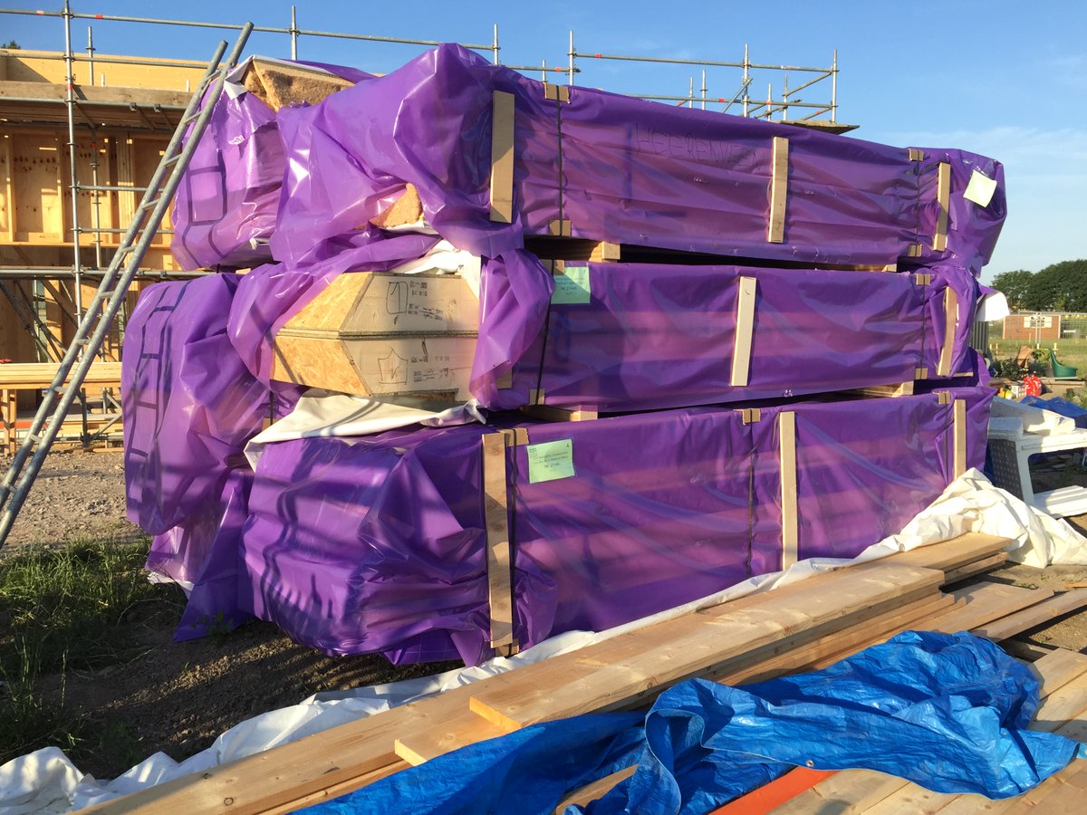 Zo, deze dampopen Isovlas dakdelen liggen sinds woensdagochtend op een ecowoning in Almere. Bekijk hoe mooi dat gaat op in dit filmpje op vimeo.com/432288417. <a href="/Isovlas/">Isovlas Oisterwijk</a> <a href="/DuurzaamGebouwd/">Duurzaam Gebouwd</a> <a href="/CentreBiobased/">MNEXT</a>