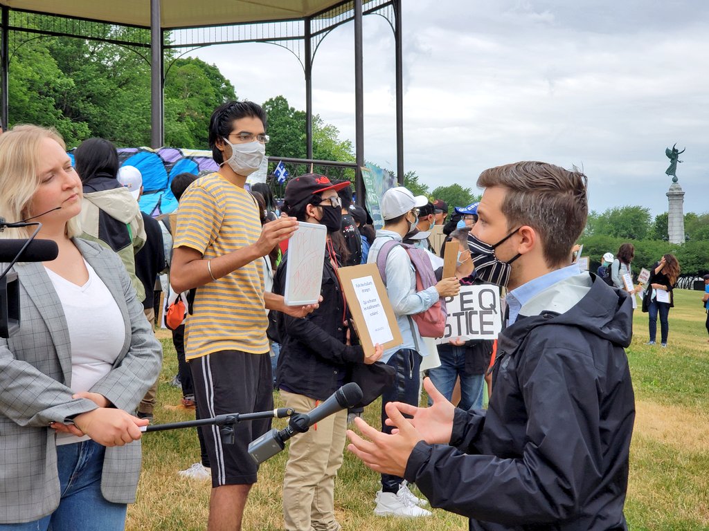 GNadeauDubois's tweet photo. Aux côtés des travailleurs, travailleuses, étudiants et étudiantes qui manifestent contre contre la réforme de l’immigration #PEQinjustice. Nous leur avons fait la promesse d'une place parmis nous, ne leurs formons par la porte. Le Québec, c'est eux aussi.🧡
 
#polqc https://t.co/r3HPwmqo33