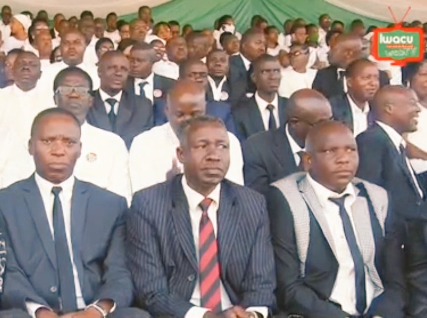 KIRABURUNDI2020's tweet photo. Les cérémonies funéraires de l'ancien Président du Bdi feu Pierre NKURUNZIZA ont vu la présence de la coalition KIRA-BURUNDI à GITEGA. Le candidat présidentiel de cette coalition, Président D.NDAYIZEYE a honoré son successeur en déposant publikmt  le gerbe de fleur sur sa tombe. https://t.co/HLlNLkgtgO