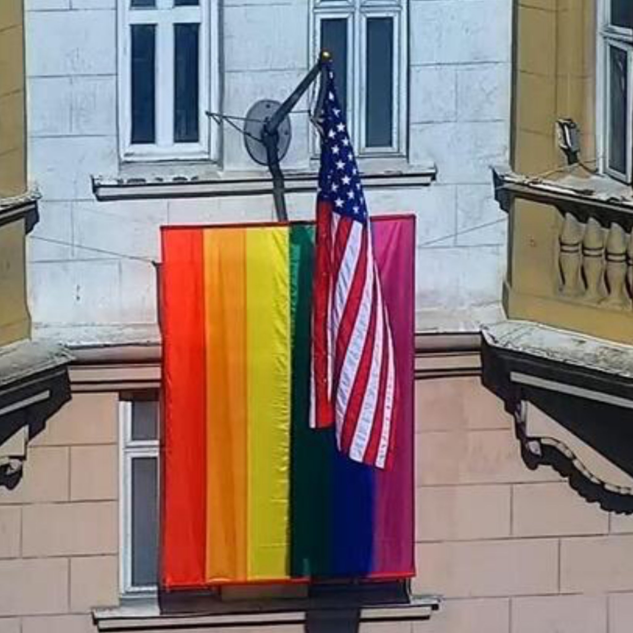Флаг ЛГБТ на посольстве США