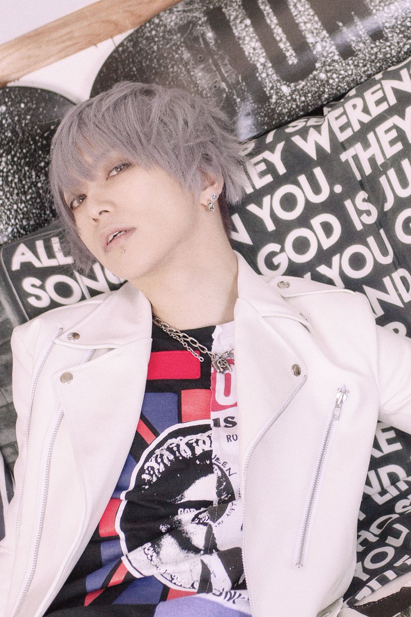 コウ ツイフィ必読 多分 私は銀髪の武瑠さん大好き 2枚目の時も 心臓ドゥッハ ってなった 3枚目は髪型と表情最高 4枚目はb A B Yの辺りの服が好きでしてね はい この時初めてsug観たので クソ泣きましたね いい思い出 武瑠一武闘会