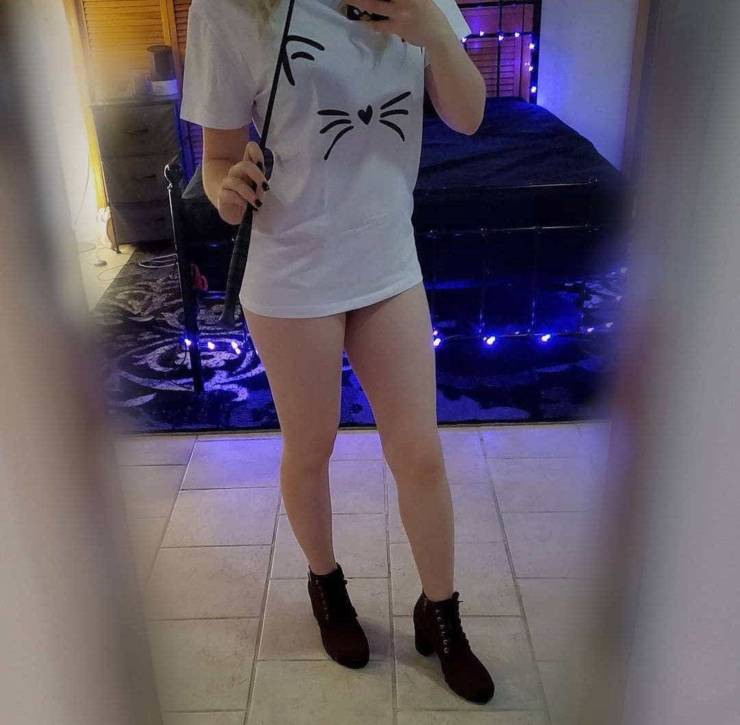 Michelleballbu1's tweet image. My first post! 
Can't wait to get back to crushing nuts after this lockdown is over.

ko-fi.com/michellehunny

#ballbusting #findom #mistress #paypig #slave #crackednuts #fun #kick #boots