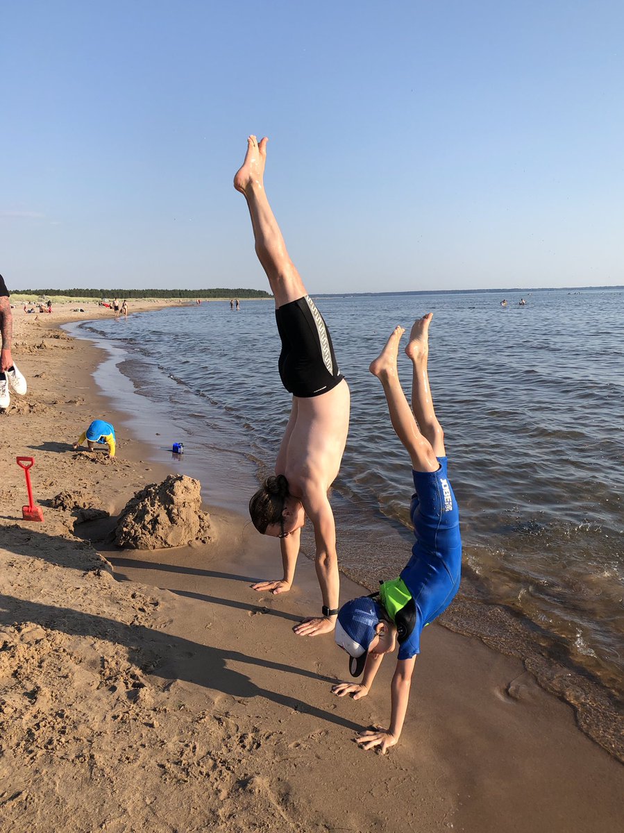 Happy international #HandstandDay! #FatherAndSon #käsilläseisonta #voimistelu #kyrönkieppi #yyteri