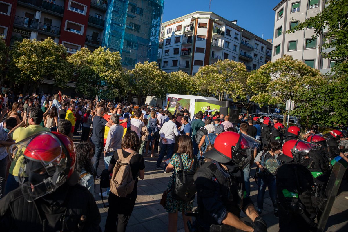 #Irún #Guipúzcoa De nuevo rodeados por la mafia terrorista con insultos y amenazas constantes y tras un cordón policial para poder hablar sin ser agredidos.

De nuevo el PNV permitiendo el acoso sistemático contra VOX mientras se desarrollaba nuestro acto

#EleccionesSinLibertad