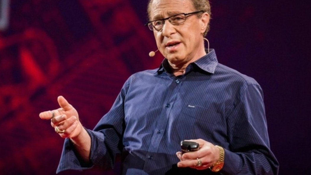 Eh bien ce n'est pas de l'avis de tous, voire l'avis minoritaire chez les chercheurs. Le futurologue Ray Kurzweil d'une précision de 86% sur ses prédictions scientifiques, émet l'hypothèse que la capacité de calculs des ordinateurs en 2045 sera telle qu'ils pourront devenir ..