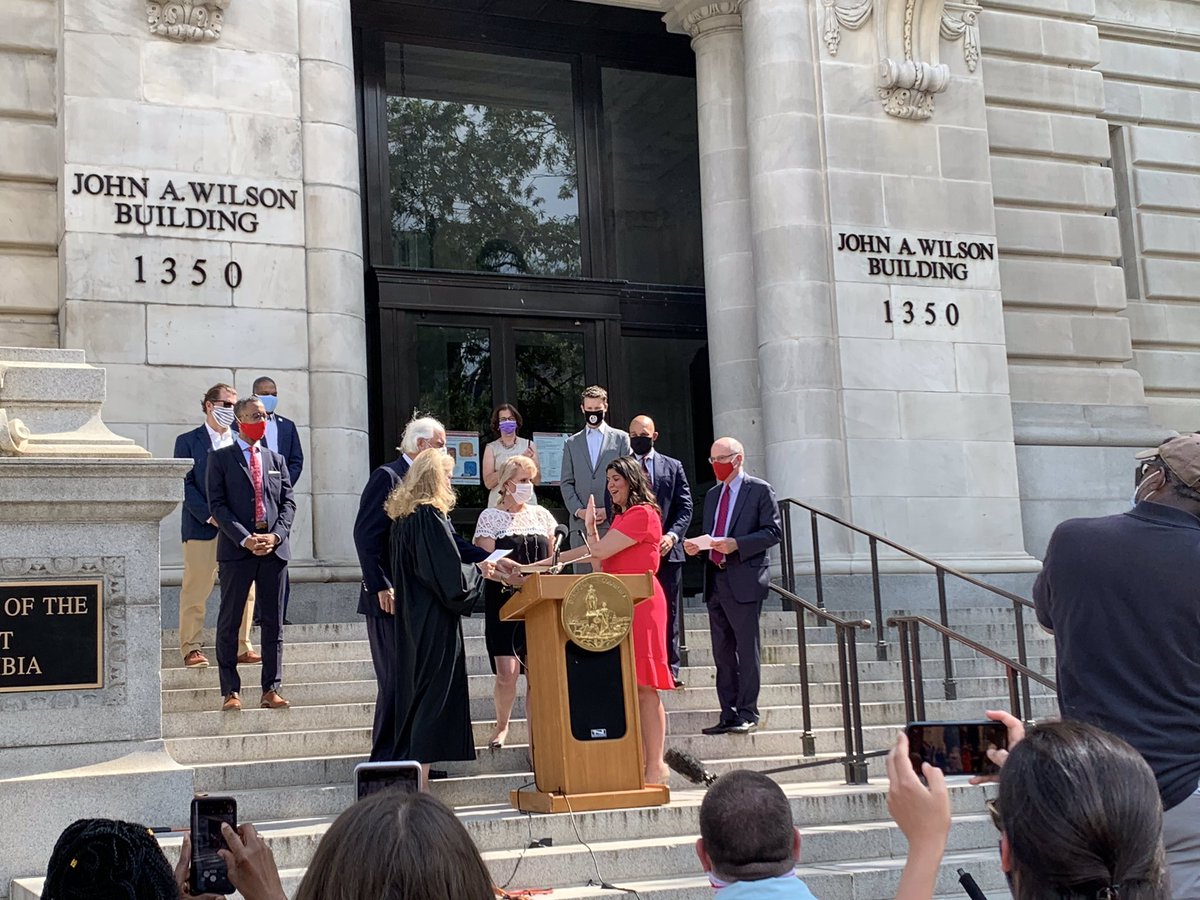 Today we welcome @brookeforward2 to the District of Columbia Council. She will be only the third #Ward2 Councilmember sworn in, in the Home Rule era.