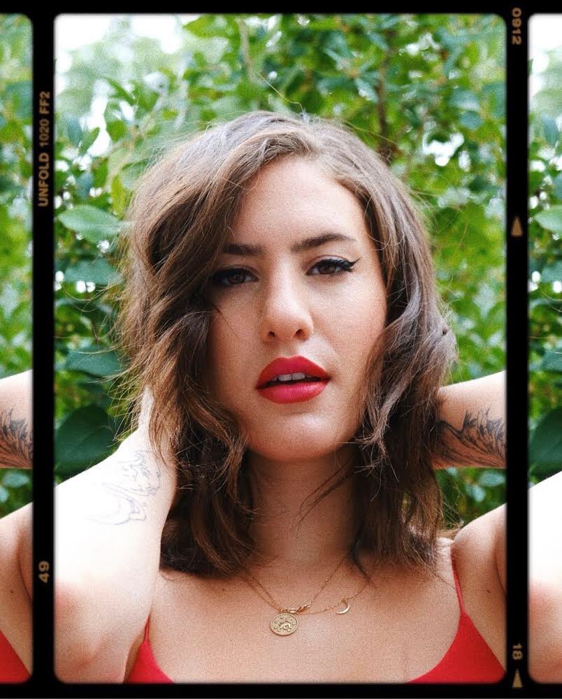 emcosmetics's tweet image. Bold lips and a subtle wing by #EMbassador @JamiePBeauty featuring our Summer Bloom Set ❀
〰️
Shop our Midsummer sets now for only $45 ($61 value) at emcosmetics.com ✧