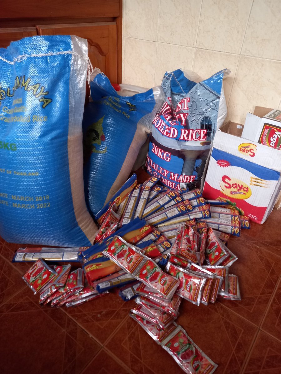 teensmeetonline's tweet photo. Latrikunda German, The Gambia!
Volunteers: @chizzylopec, @sleakiano, and @Tamdi18
We shared bags of foodstuff to 25 families and spaghetti to up to 15 children.
Looking forward to the rest of the outreaches in other locations ๐.
#LPOH4 https://t.co/80X4LS4kaA