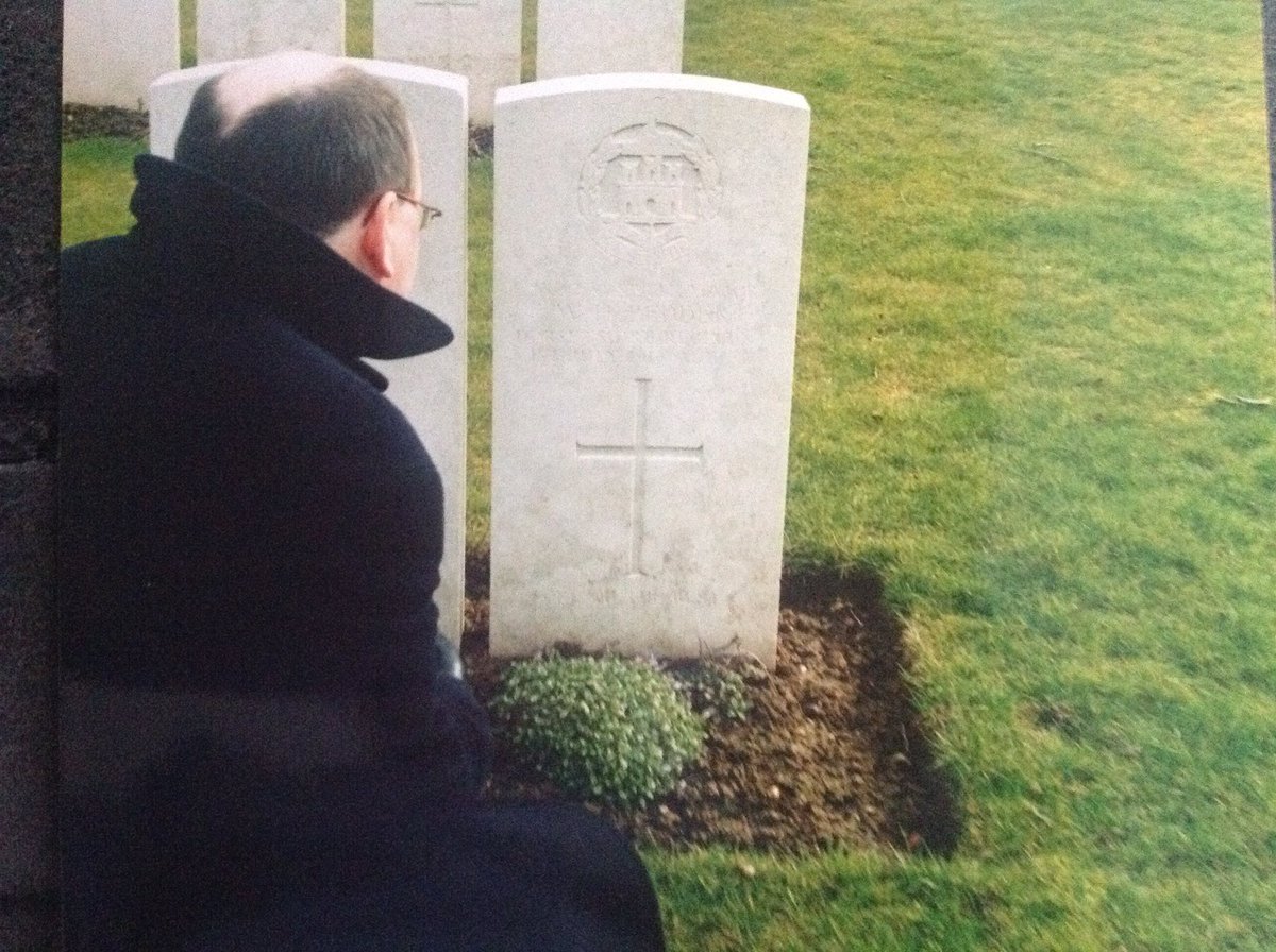 A few years before she passed, I took my mother to see her grandfather Bill’s grave in  #BlightyValley, in the theatre where he served and fell. It’s a tranquil woodland cemetery, typical of those well looked after by  @CWGC