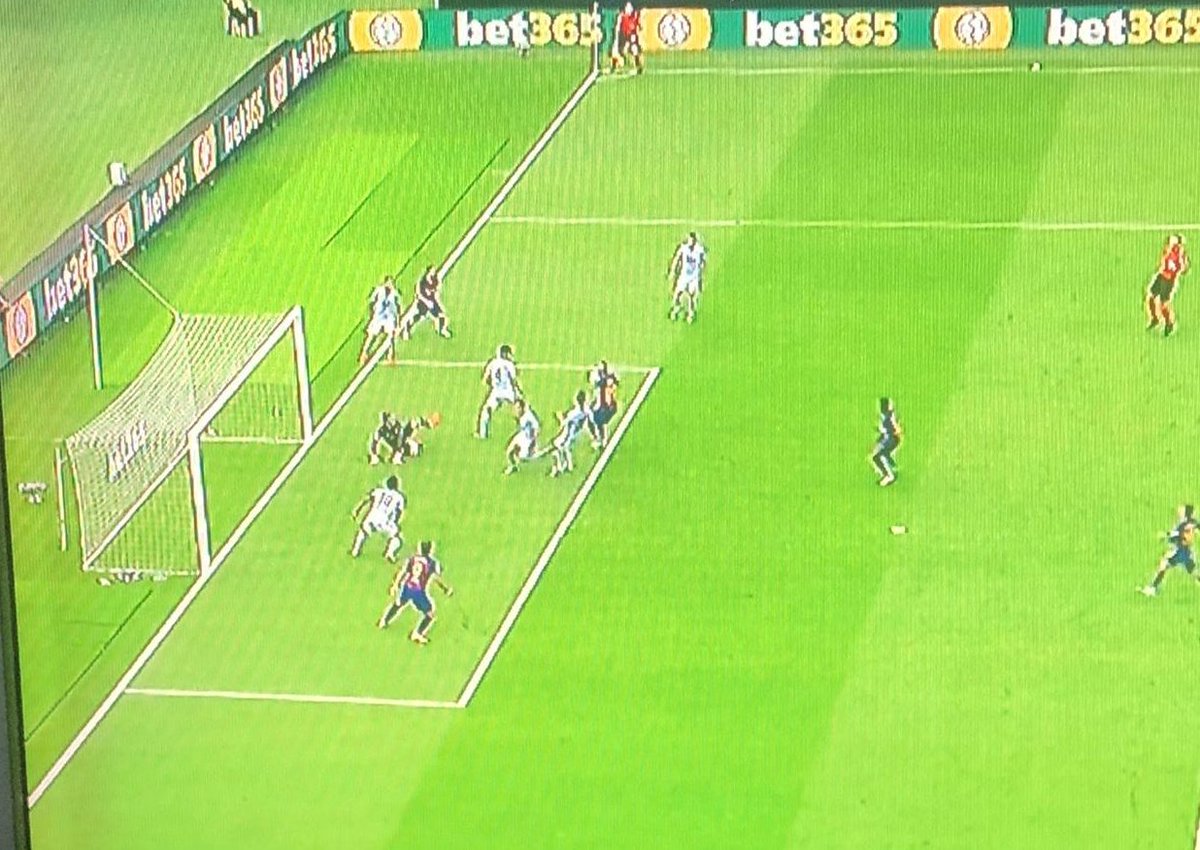 Cadena SER: Messi was offside. Therefore no penalty. #CeltaBarça