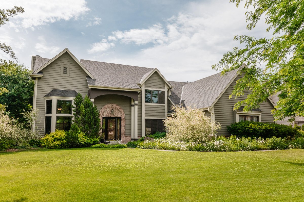 ClosingTimeRlty's tweet photo. Stunning Contemporary w open-concept floor plan, volume ceilings &amp; custom built-ins. FF highlights HW floors that flow from LR, GR, KIT, &amp; DR w over-sized Maser Suite w walk in closet, full bath &amp; sitting room w patio access &amp; MORE #ClosingTimeRlty #WestonHills #BrookfieldRealtor https://t.co/sNgHk0DN12