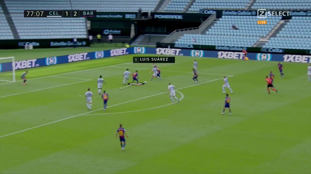 Criminal negligence by the Celta player by turning from a Barça player into another Barça player in his own box instead of just clearing it smh #CELBAR