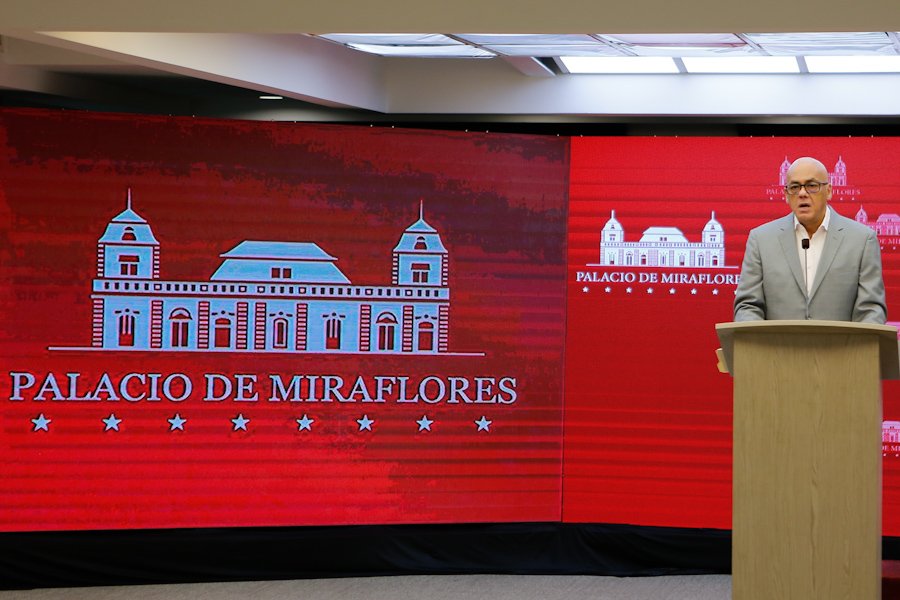 RedRadioVe's tweet photo. Jorge Rodríguez: El #24Feb2019 nos presentamos ante la opinión pública nacional e internacional y señalamos que la supuesta ayuda humanitaria no era tal sino que era una excusa para perpetrar un excusión violenta armada desde la frontera occidental con Colombia https://t.co/Pm8gUCNr86