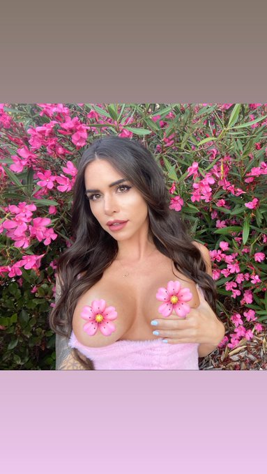 All I&rsquo;ve been doing is working and eating... 😂 had to stop and smell the roses or whatever the hell these