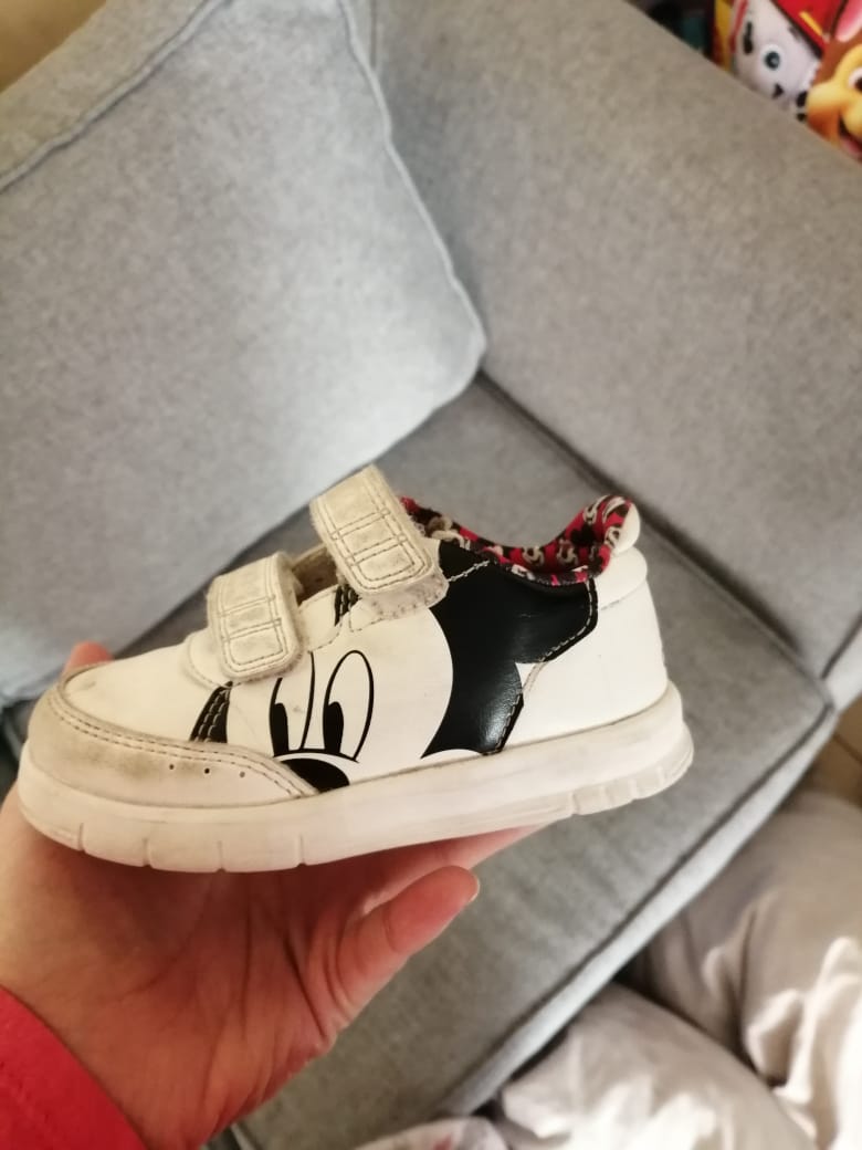 cokeediaz's tweet photo. @adidas_ES @adidasCO @adidasAR @adidas mi hijito de 3 años con TEA se niega absolutamente a usar otras zapatillas que no sean las adidas mickey, por favor busco cualquier información de donde encontrarlas, talla 24 1/2 o 25 https://t.co/ZTZLFbJY8u