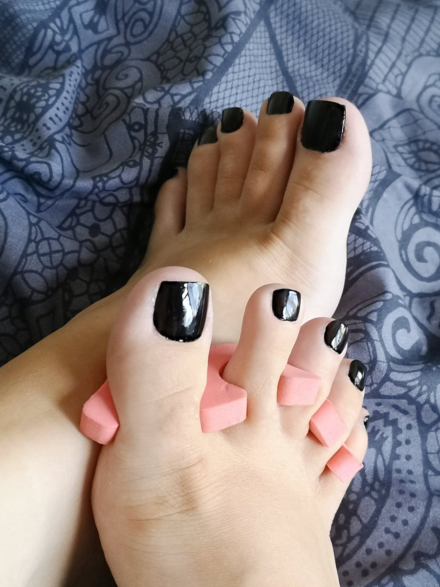 ElenaGoodman20's tweet photo. Just finished painting my cute little toes 🌹 like what you see? DM me for requests/prices 🤤 #feetpicsforsale #footfetish #toes #sexyfeet #feet https://t.co/00HqcX4150