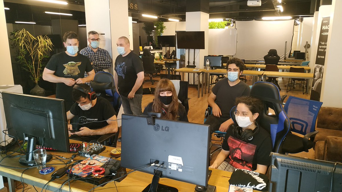santireytics's tweet photo. @alex_sieg90 y @SgtoMac supervisan el aprendizaje de los asistentes a la #MassterClass en @BreoGaming
@hacka_boss
#StreetFighter https://t.co/URGeejitzX