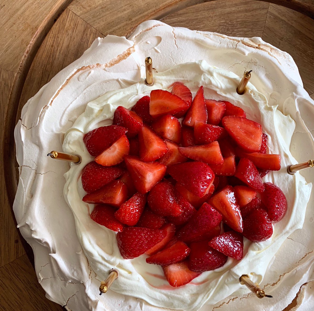 Strawberry pavlova for my mamma’s birthday. Crisp on the outside, squidgy in the middle and beautiful fruit from @ollofruit @Natoora 🍓