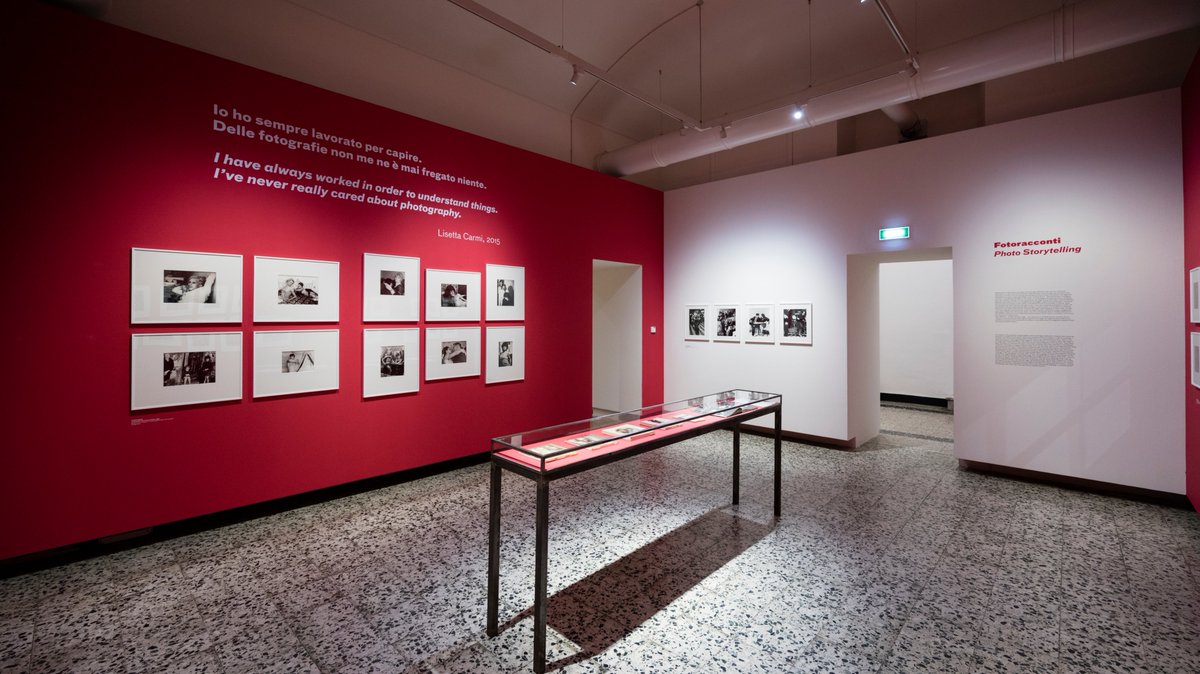 «I travestiti mi hanno fatto capire che tutti abbiamo il diritto di decidere chi siamo»
In mostra la serie di Lisetta Carmi "I travestiti"(1965), una storia raccontata con grande umanità e partecipazione. Senza retorica #GlobalPride2020 #PrideMonth2020 
Ph allestimento @aguerma