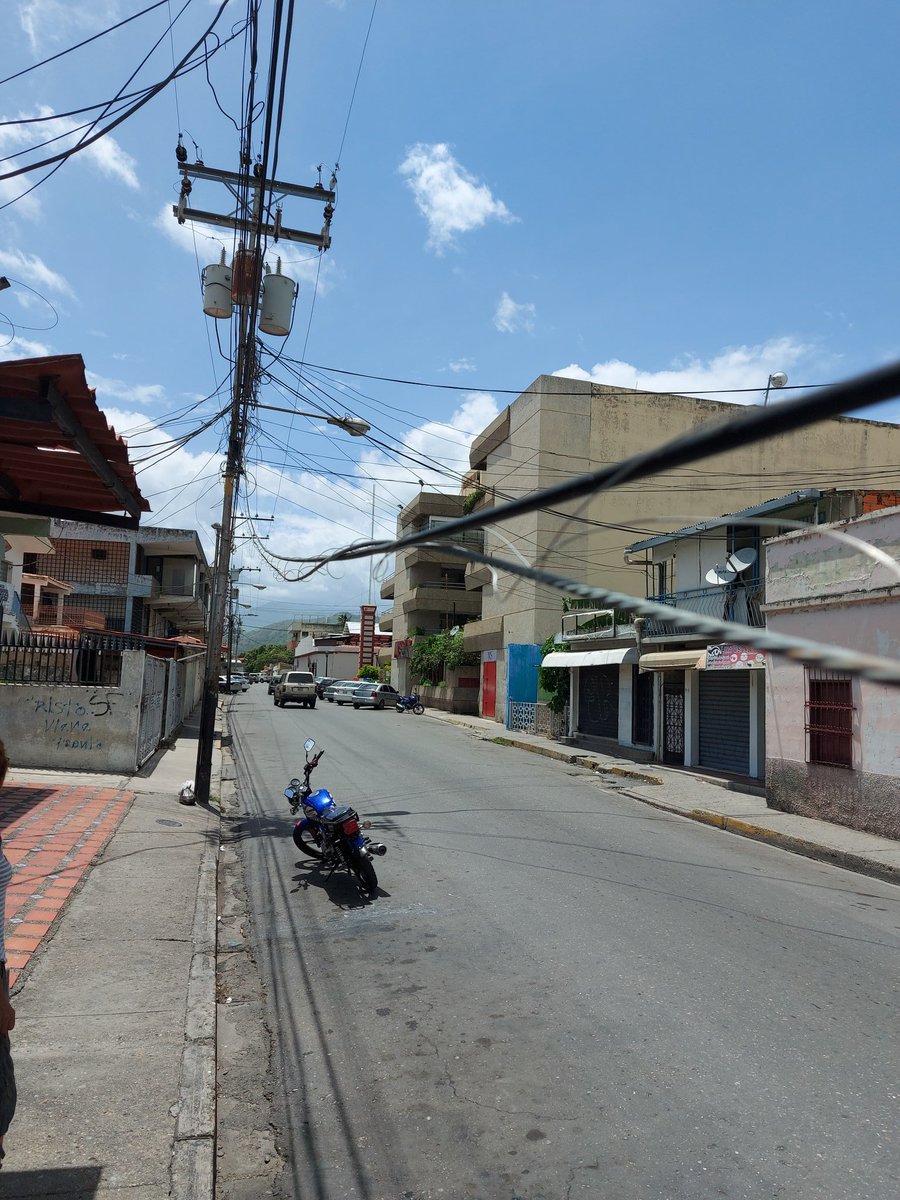 cedricdemusso's tweet photo. @InterCliente @TuMundoInter en la calle rondón entre San Juan y Bolivar de Cagua Aragua se encuentra un cableado de su empresa en muy mal estado generando un riesgo  al transeúnte, cuando nos pueden resolver ? https://t.co/mDOgJcEmre