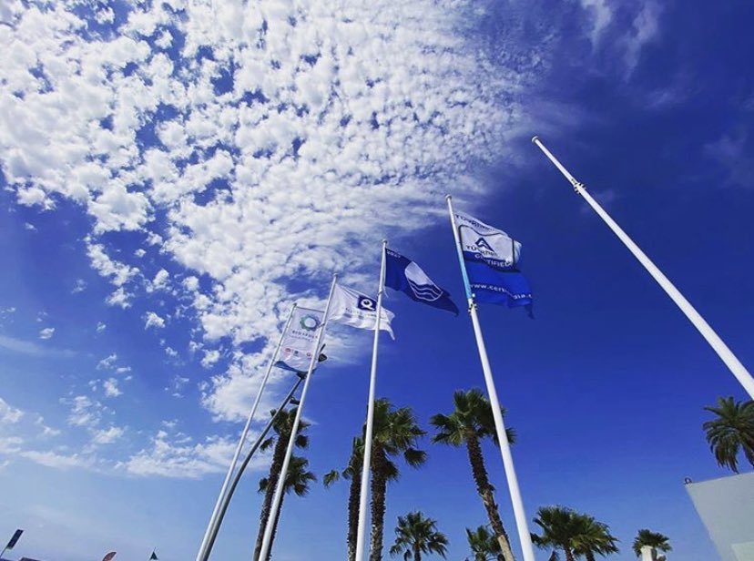 Avui #Castelldefels renova la #BanderaBlava a la seva platja. Amb el Conseller de Territori  <a href="/damiacalvet/">Damià Calvet i Valera</a> que l’ha portada personalment. No oblido el problema que patim amb l’abocament a la Pineda. Cal posar solucions ja. <a href="/AjCastelldefels/">Ajuntament de Castelldefels</a> <a href="/territoricat/">Territori</a>