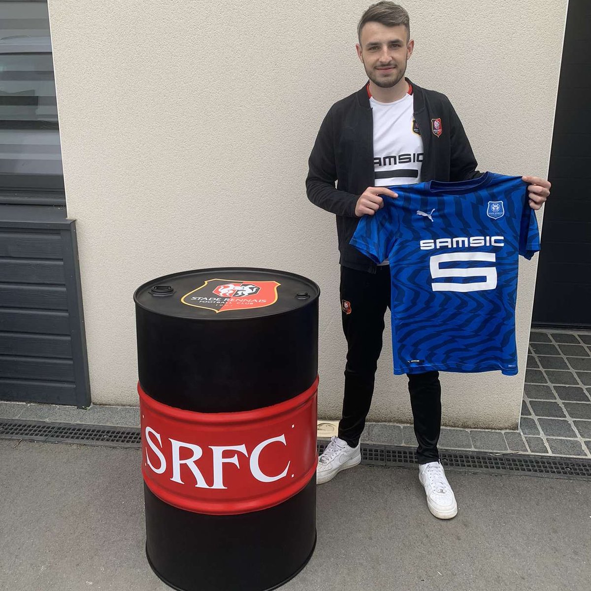 RemiGth's tweet photo. Après de longues heures de travail, j'ai enfin fini!
On est supporter, où on ne l'est pas🔴⚫
@staderennais possible de le faire dédicacer pour me récompenser du travail? 
Rt en masse svp https://t.co/h6uMQs0Jqv