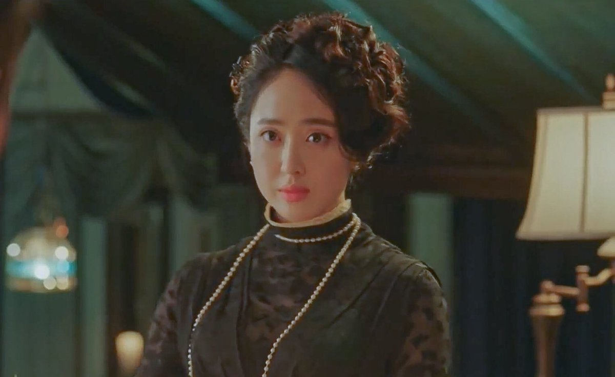 episode 6-1 Hina is wearing half-turtle neck black laced top + beige Edwardian skirt + pearl accessories 
