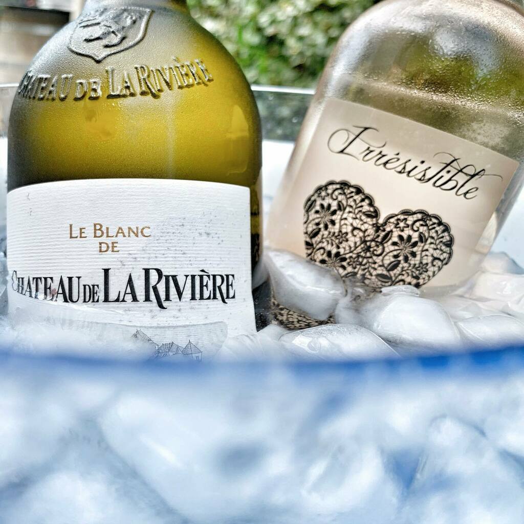 Petit apéro tranquille entre amis ... @chateau_de_la_riviere ... #chateaudelariviere #bordeauxblanc #vinblancdebordeaux #vinblanc #sauvignonblanc #sauvignongris  #fronsac #fronsacgrandeurnature #vinsdebordeaux #igersgironde #leblancdechâteaudelariviere … instagr.am/p/CB8hrEeC5NO/