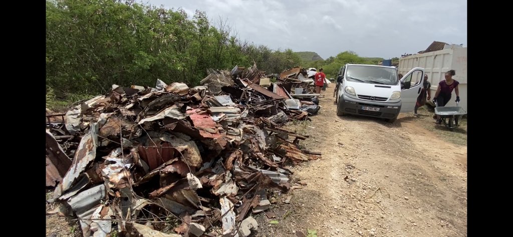 StimpflingEric's tweet photo. #Guadeloupe #CleanmyIsland 300 jeunes bénévoles mobilisés pour nettoyer le site de Gros Cap - Petit Canal, partie de la réserve biologique dirigée du Nord Grande Terre. Reportage ce soir 19h39 @guadeloupela1e @ONF_Officiel https://t.co/ZeUd2UBv6q