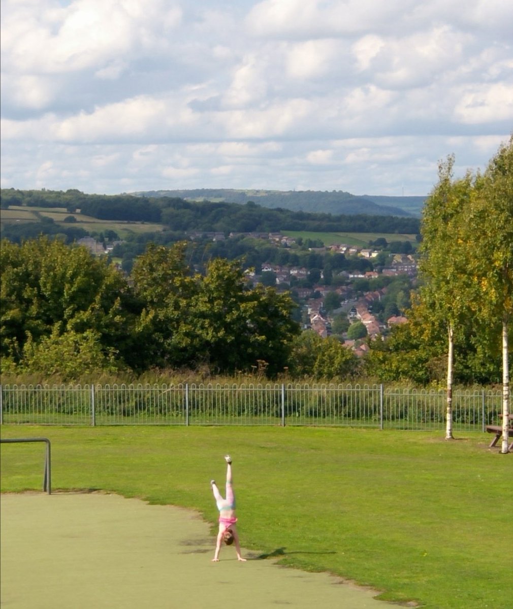 Lu57990884's tweet photo. @YewlandsAcademy Handstands 😊. Freya and Piper Mullen ❤️
#nationalhandstandday https://t.co/fP9Q37LU7v