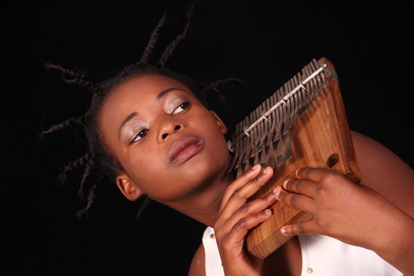 makingtracks's tweet photo. Our sixth Making Tracks Fellow is Tendai Mavengeni!
Tendai is an mbira player and vocalist from Zimbabwe. At just 19 years old, she's the youngest Zimbabwean mbira recording artist, with already two albums to her name.
#mbira #zimbabwe #makingtracks2020 #TendaiMavengeni https://t.co/PDWjppv0mW