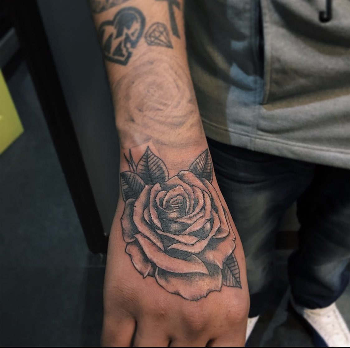 kaizbee's tweet photo. I own a tattoo shop in Toronto, Beeyond Ink. Here’s some of my work. Check us out on Instagram: @beeyondink @kaizbeetattoos we have a team of very talented artists ready to tatt you guys up for the summer ! 💉🐝#SupportBlackOwnedBusinesses https://t.co/vksNL4bEBV