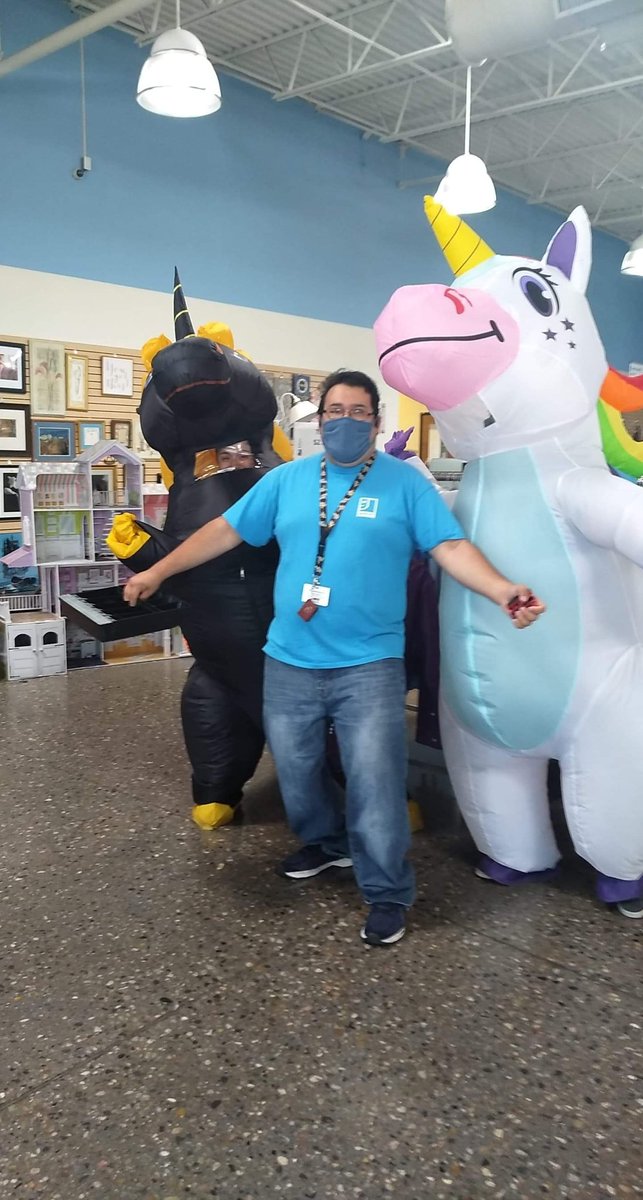 ChrisGreenhat's tweet photo. Fun day at work! #goodwill https://t.co/lVBIp9MUKg