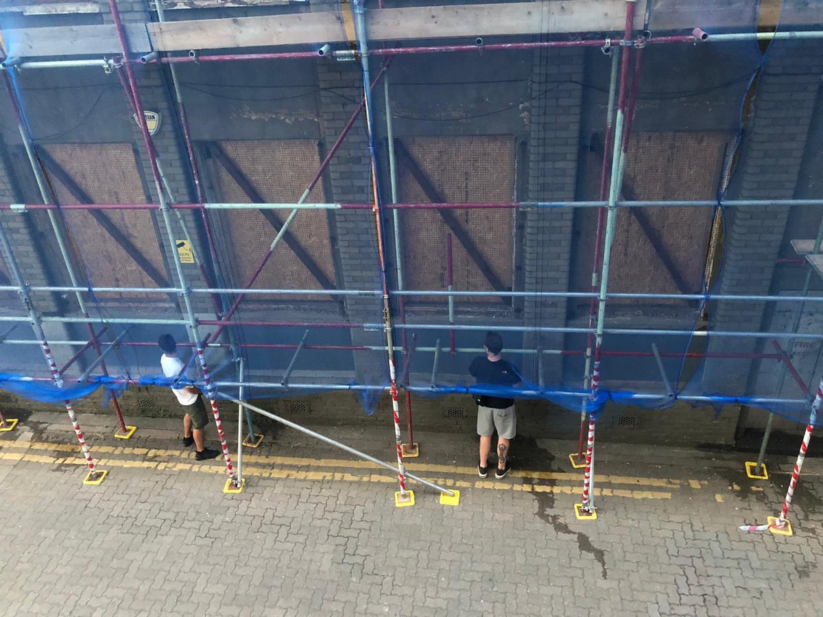 E8Fields's tweet photo. Nothing says friendship like pissing in public with your best mate.
We can still see you through the scaffolding, numbnuts.
#londonfieldswallofshame #londonfields https://t.co/VtIld7E1jN