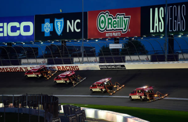 NrReference's tweet photo. Rain postpones Truck Series to tomorrow morning.

https://t.co/cu8RUXLeeC

#nascarfoxsports #NASCAR https://t.co/Unk0ARPSzD