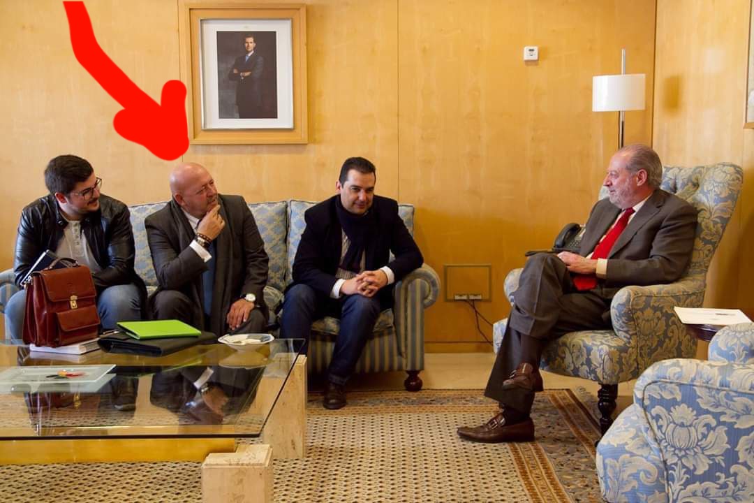 Virginiaperez11's tweet photo. Decía hoy en @abcdesevilla Fernando Rodriguez Villalobos que no conocía al secretario del Consorcio de Medio ambiente Estepa Sierra-Sur y que el ex alcalde de Casariche no tenía nada que ver con este señor.  En esas fotos están los tres en la @DIPUSEVI. #VillalobosMiente https://t.co/XplG5tMQIV