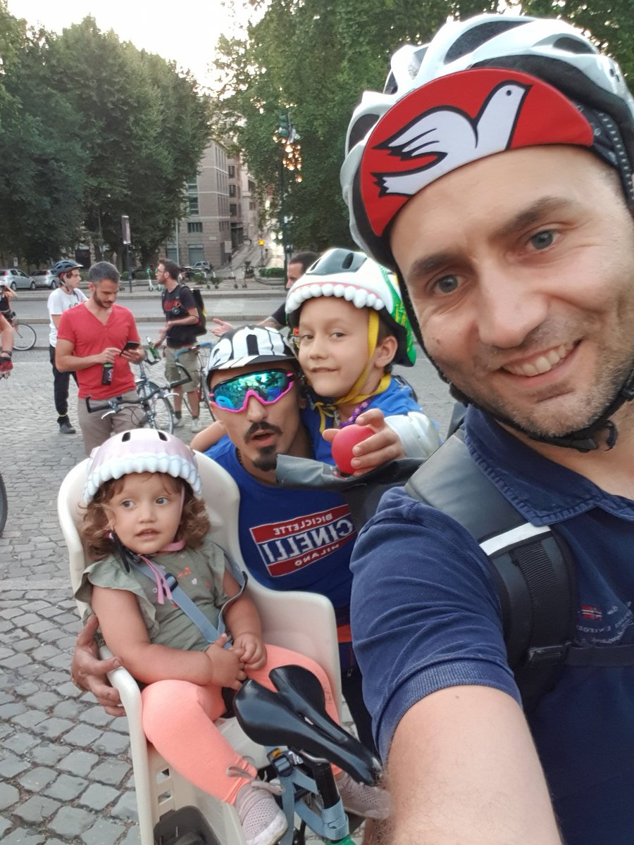 Gazebike's tweet photo. @GiovanniValli @francis_rojo_ Ma tu eri tra noi o ci filmavi dal marciapiede? Noi eravamo nella mischia. https://t.co/K6Kr6h7MU6