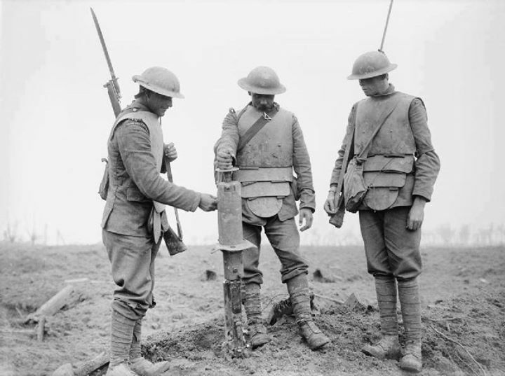 WarHistoryOL's tweet photo. Battle of Pilckem Ridge. Three Irish Guardsmen wearing German body-armour, examining a captured German machine-gun. https://t.co/llS4k7jJRc