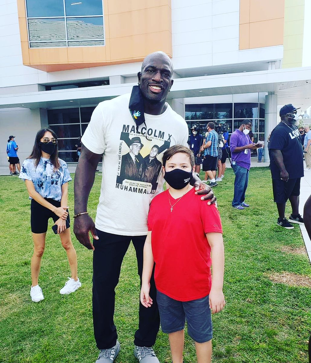 cdyer32's tweet photo. Love walk Tampa. Thank you @TitusONeilWWE  @DaveBautista and @CityofTampa https://t.co/MI9rvvidLe