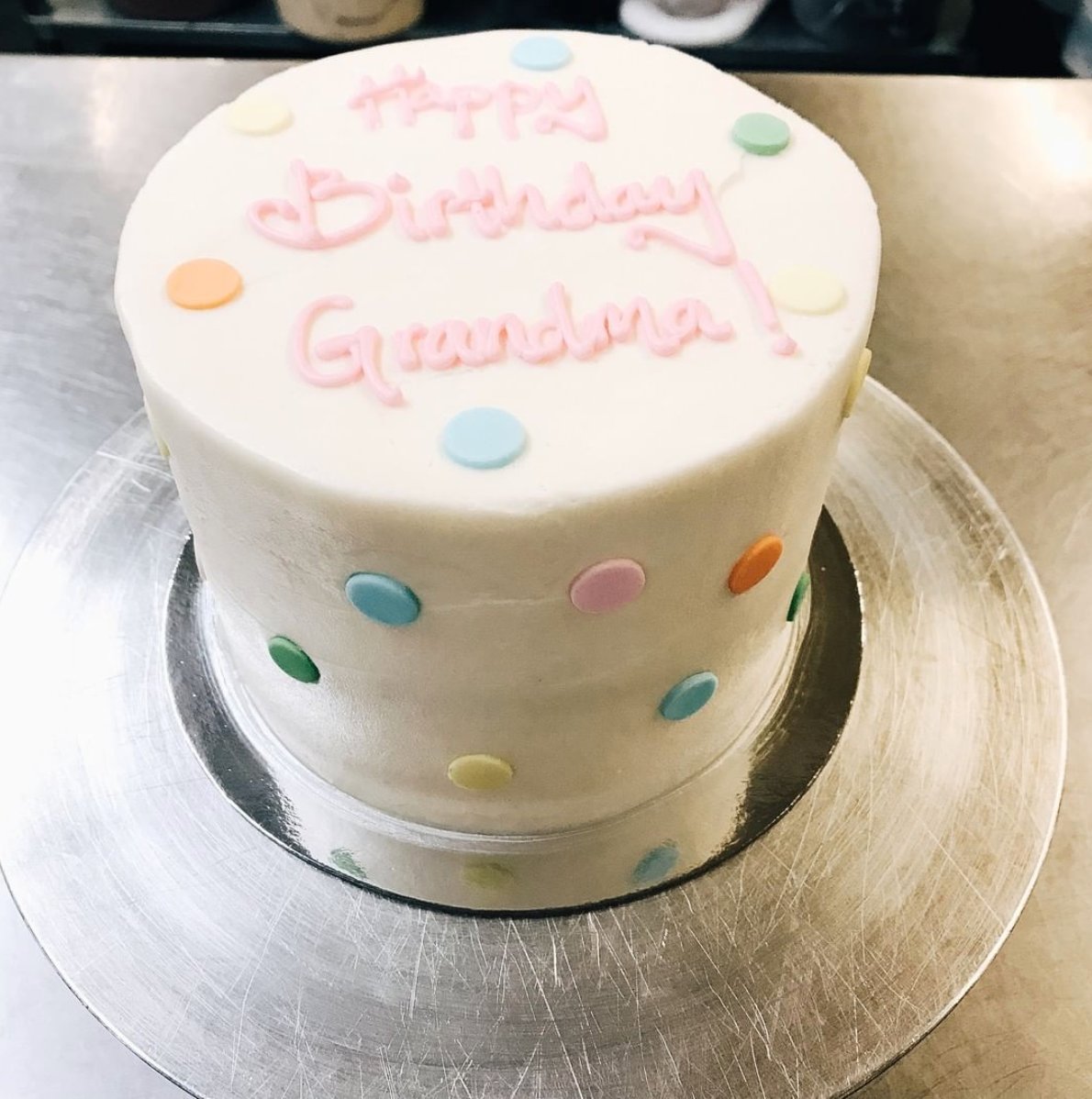 Any day is made sweeter with a slice of cake. 💗 Our artisan cakes are baked fresh to order in a variety of sizes and flavors – Click to order today: karascupcakes.com/order
#KarasCupcakes #TheSanFranciscoSweet⁠