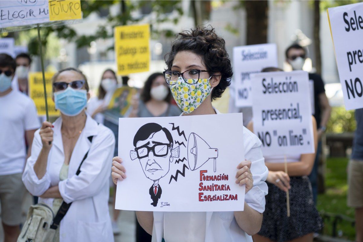 diariomedico's tweet photo. #MIR2020 #EIR2020 #FIR2020 I @AsociacionMIRe @MUDmedicos y @fsenlucha no admiten retrasos en la adjudicación de las plazas y exigen la dimisión de @Rogufe Por @frangoiri https://t.co/ZaoUAuDal4 https://t.co/Z5aGRHRKSh
