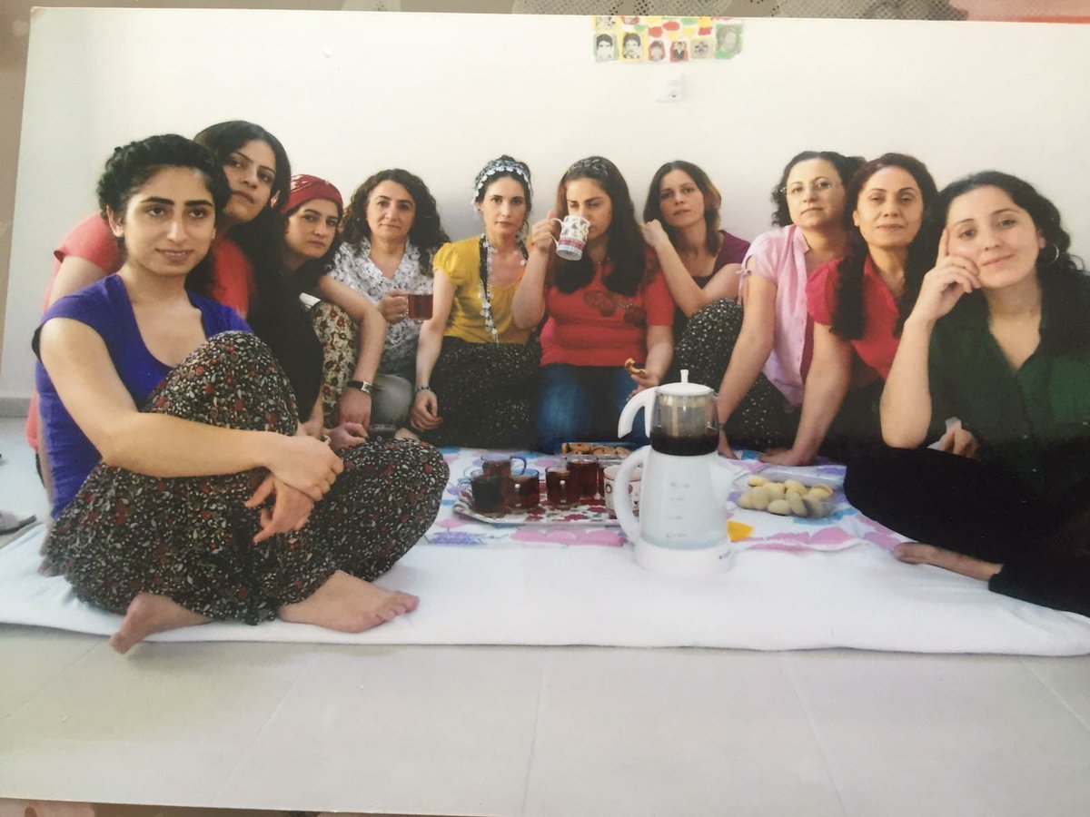 ceni_v's tweet photo. Unzählige Frauen, die für ein demokratisches und freies Leben kämpfen, sitzen in den türkischen Gefängnissen. Wir fordern Freiheit für alle politischen Gefangenen! 
#FreeThemAll
#SolidarityKeepsUsAlive https://t.co/6ED2wgXA9w